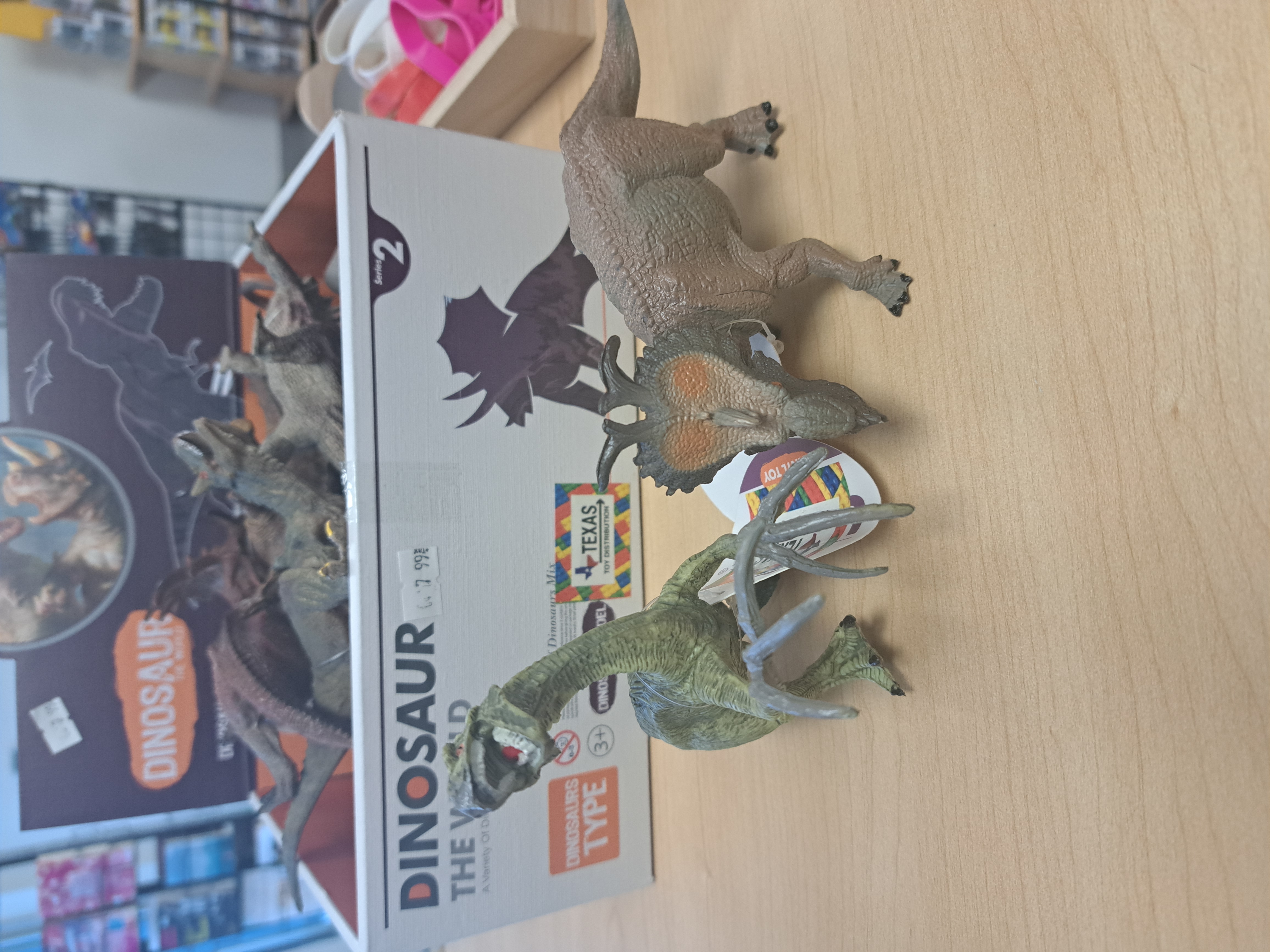 figurines de dinosaurs variés
